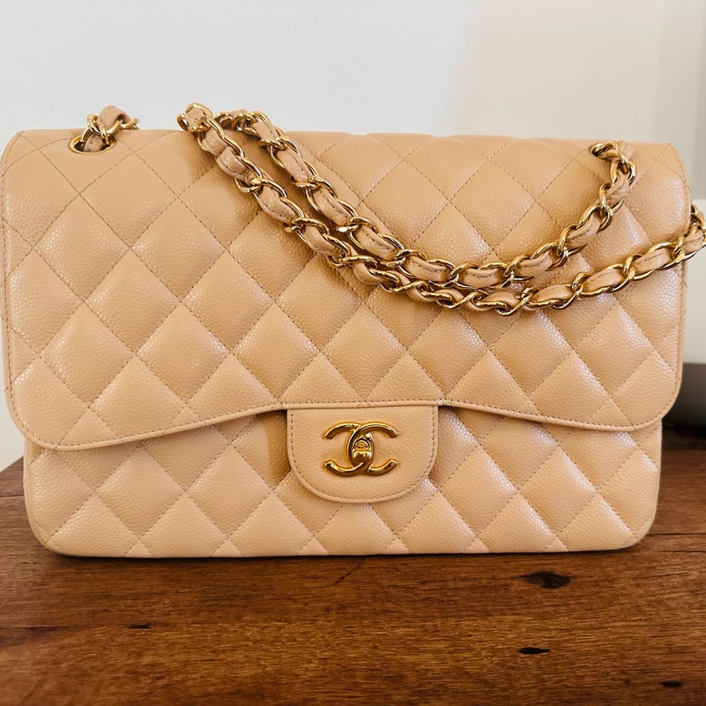 CHANEL Cream and Gold Quilted Shoulder Bag with Iconic CC Clasp